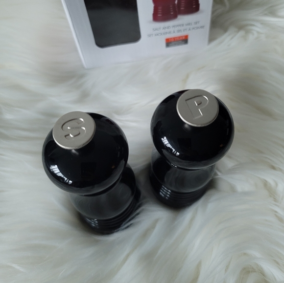 *LAST ONE* NEW Le Creuset Salt and Pepper Mill Set - Picture 2 of 7
